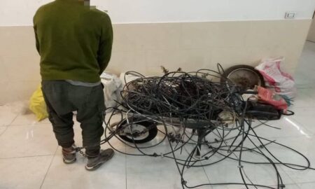 دستگیری سارق حرفه‌ای سیم و کابل مخابرات در لنجان سارق حرفه‌ای سیم