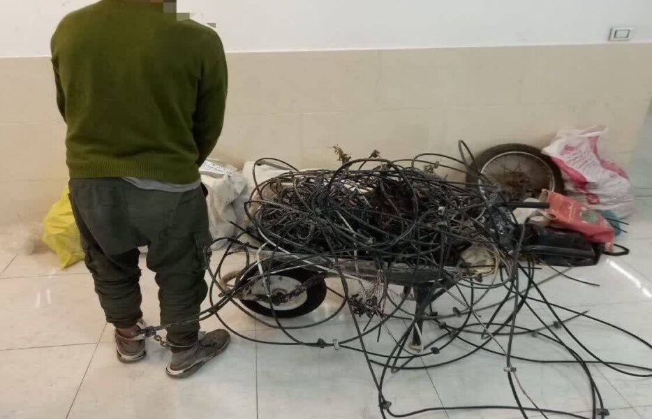 دستگیری سارق حرفه‌ای سیم و کابل مخابرات در لنجان سارق حرفه‌ای سیم